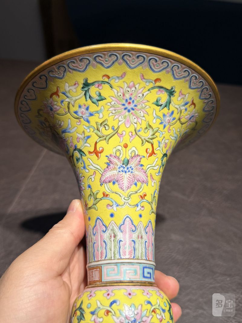 清乾隆 黄地洋彩缠枝莲托八宝纹花觚 - 图15